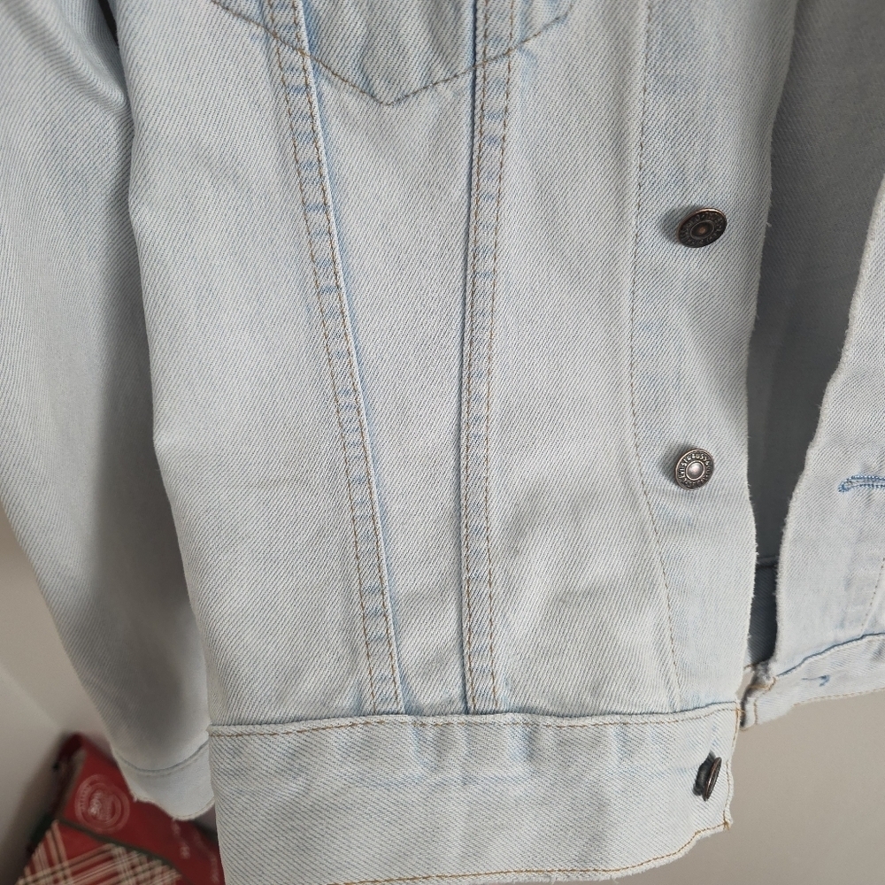 Vintage Levis Light Wash Denim Jean Jacket - Picture 4 of 10